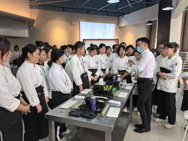 天津市禾之鮮餐飲管理有限公司到訪市職教中心，共探婚慶禮儀服務產教融合新路徑